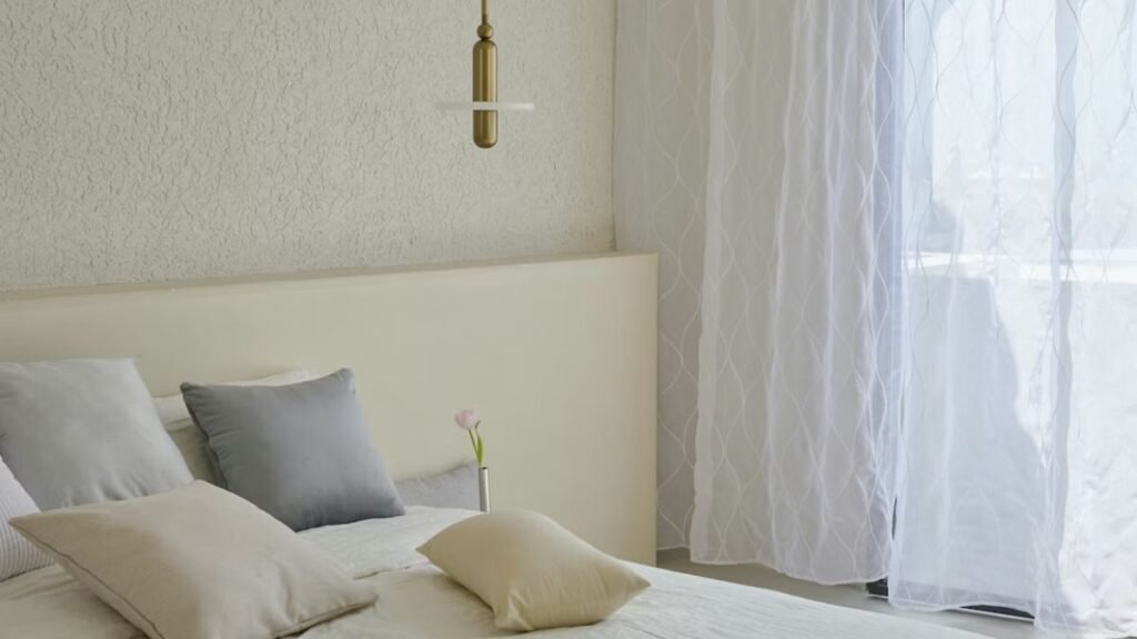 Decoração minimalista em diferentes cômodos