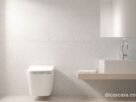 Banheiro moderno e clean com vaso sanitário elegante e torneira cromada